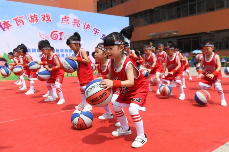 隐蔽骗术：揭秘“洗牌过程中的藏牌夹”——老千如何瞒过监控完成偷牌。（隐秘手法：揭开洗牌夹牌术——老千如何绕过监控偷牌）